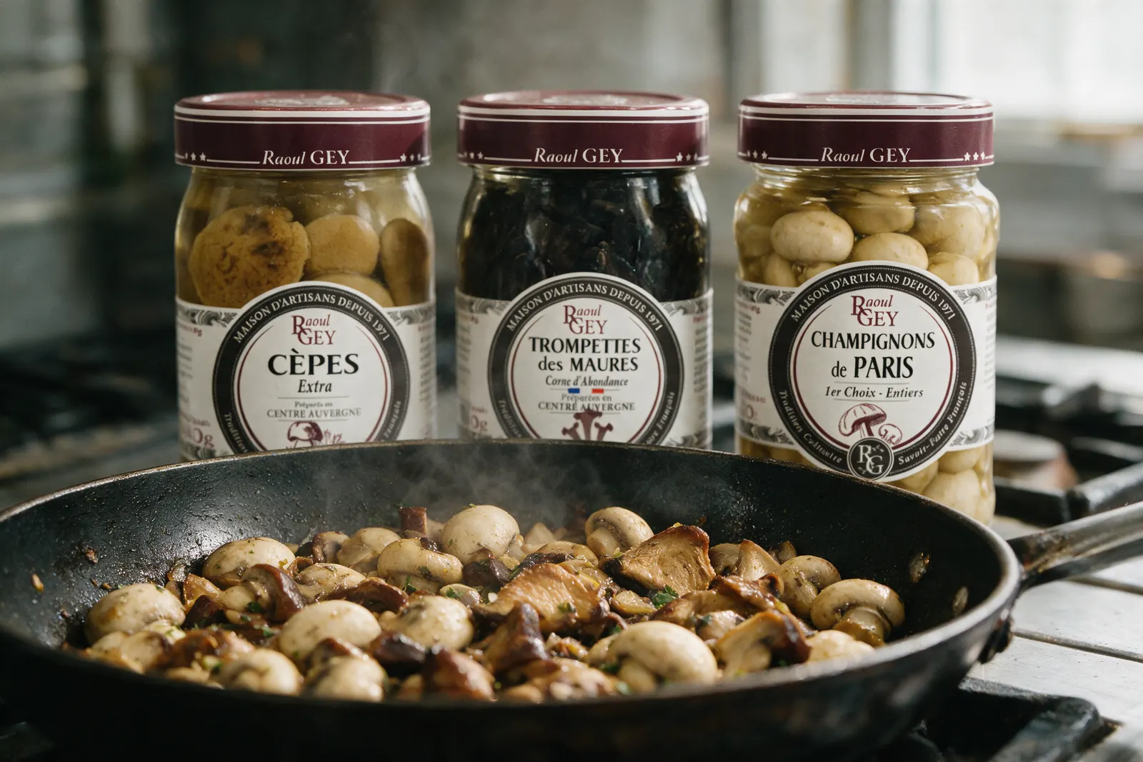 Bocaux de cèpes, trompettes et champignons de Paris Raoul Gey et poêlée de champignons