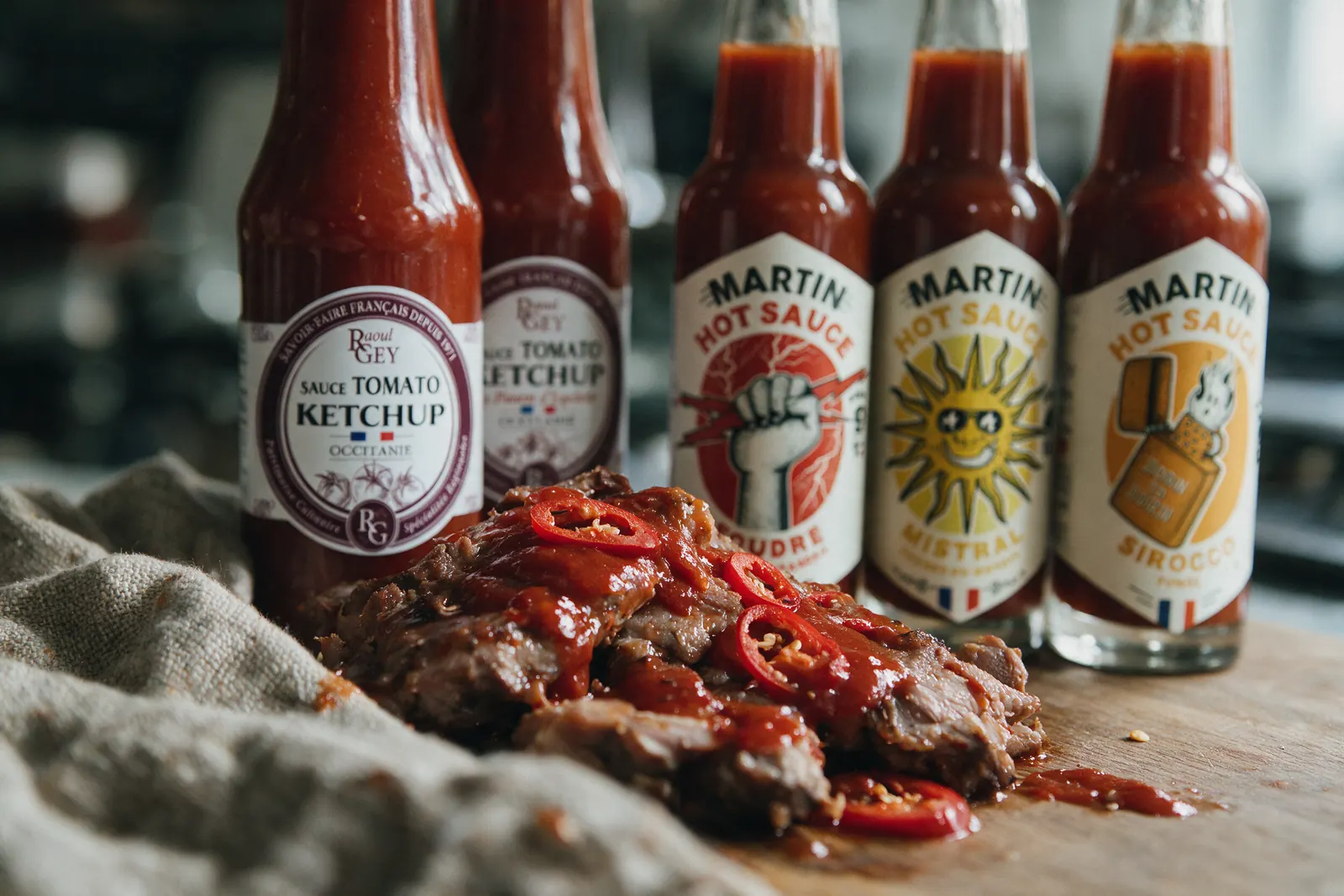 Ketchup français Raoul Gey et sauces piquantes aux piments français avec des travers de porc grillés